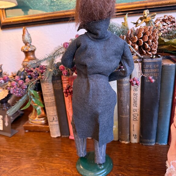 2000 Buyer's Choice Victorian Carolers - Picture 10 of 17